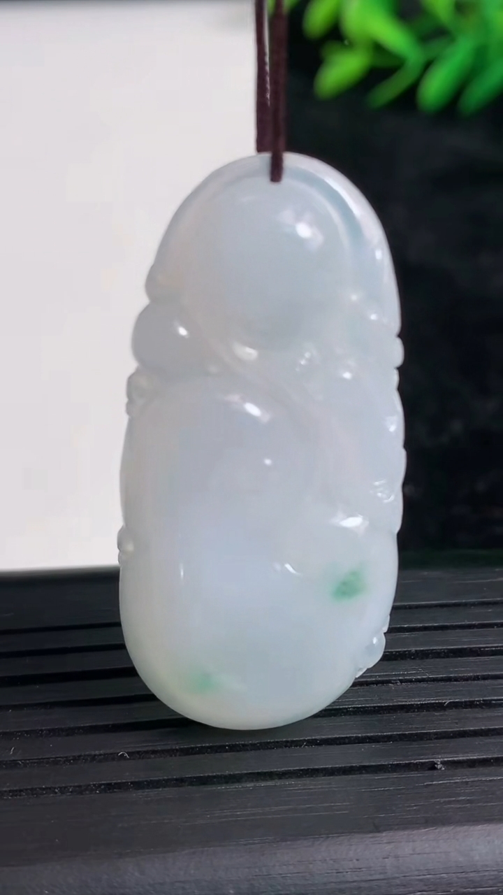 天然A货翡翠飘花如意吊坠尺寸44.7-21.2-5重量:9.79g
3月21日