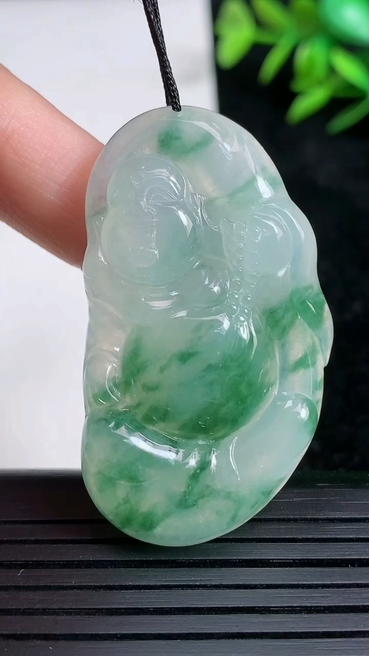 天然A货翡翠种飘花逍遥佛吊坠尺寸45-25-6.3重量:14.65g
3月21日