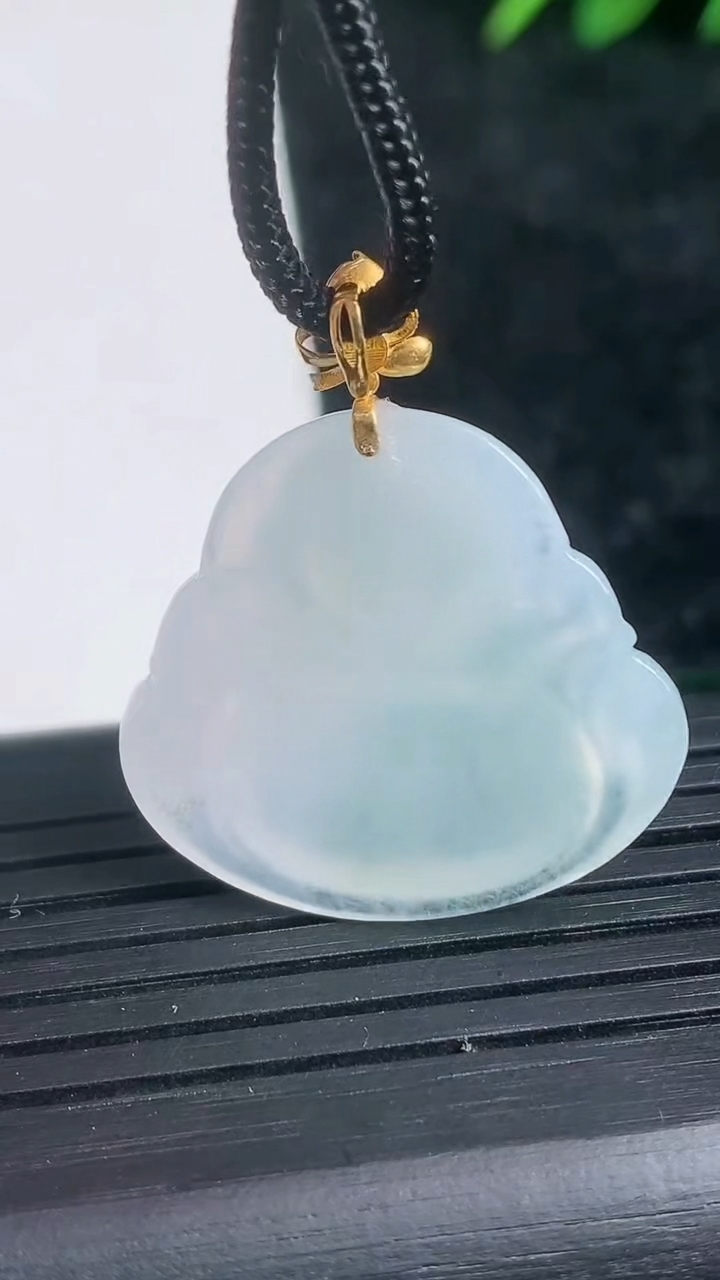 天然A货翡翠佛公吊坠尺寸23.9-25.7-5.8重量:6.60g
3月21日