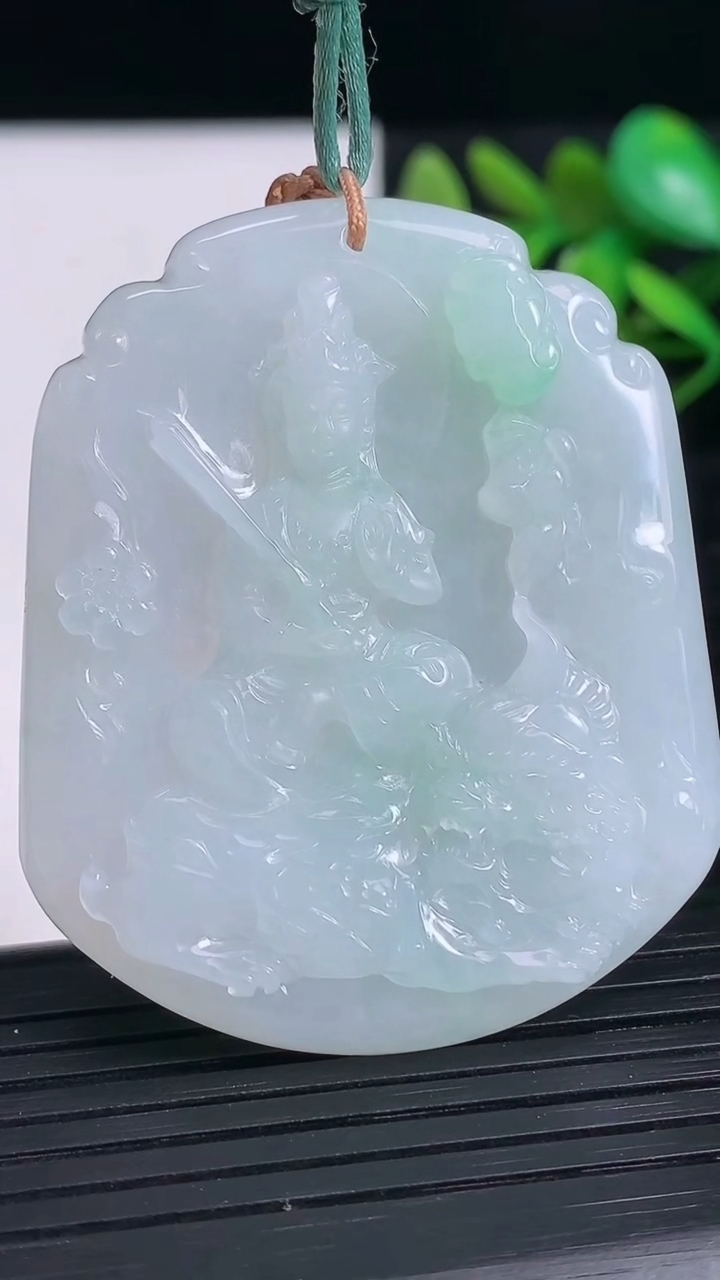 天然A货翡翠文殊菩萨吊坠尺寸49.8-41.4-5.7重量:26.10g
3月21日