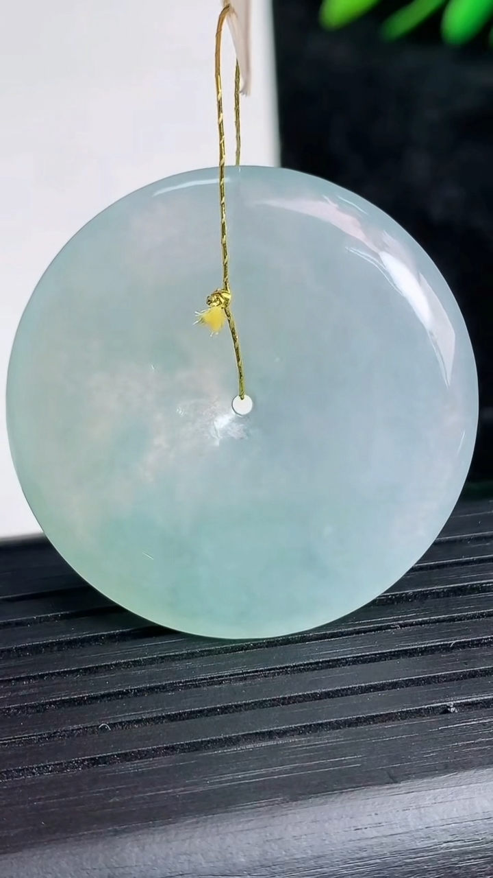 天然A货翡翠平安扣吊坠尺寸34.9-5.4重量:15.25g
3月21日