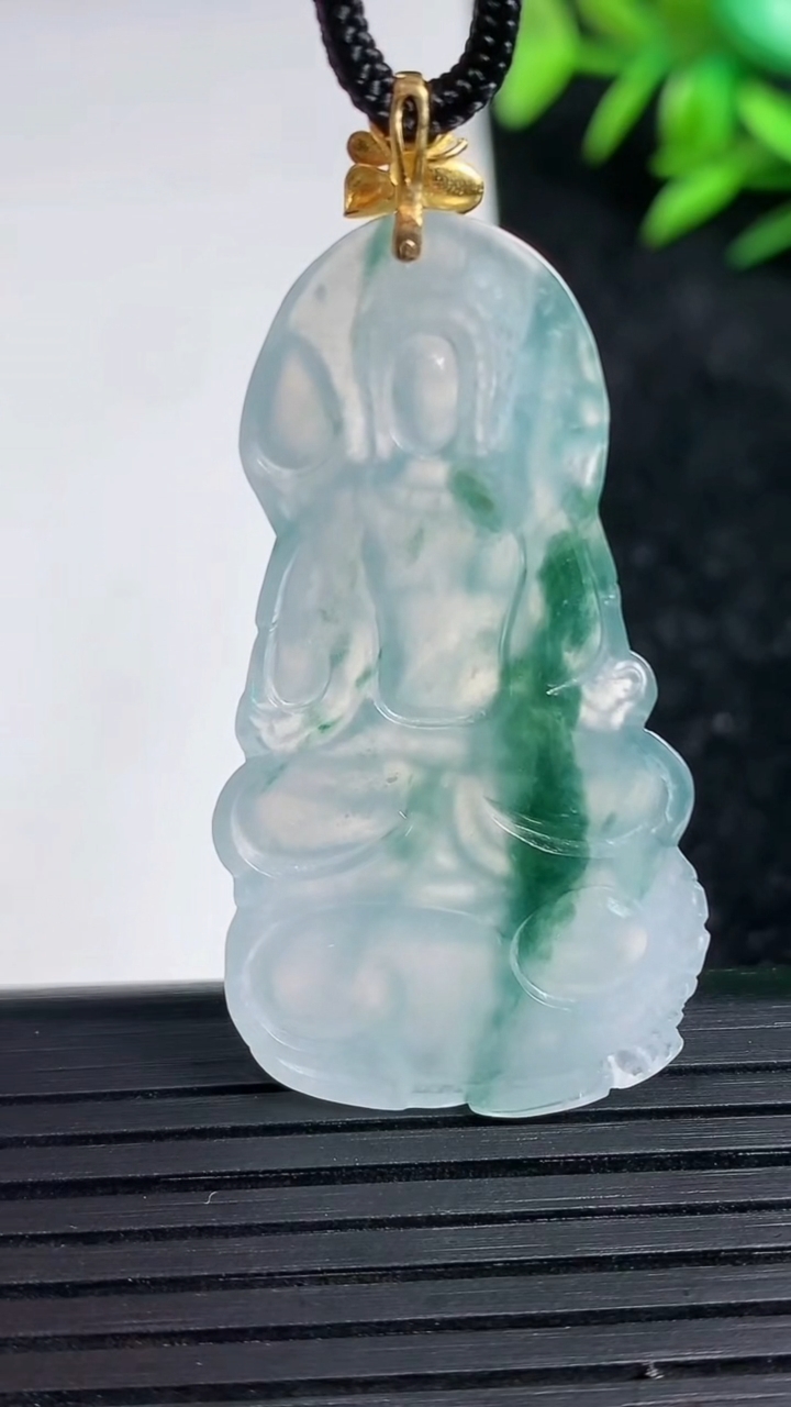 天然A货翡翠种飘花文殊菩萨吊坠尺寸42.7-22.8-4.8重量:8.39g
3月21日