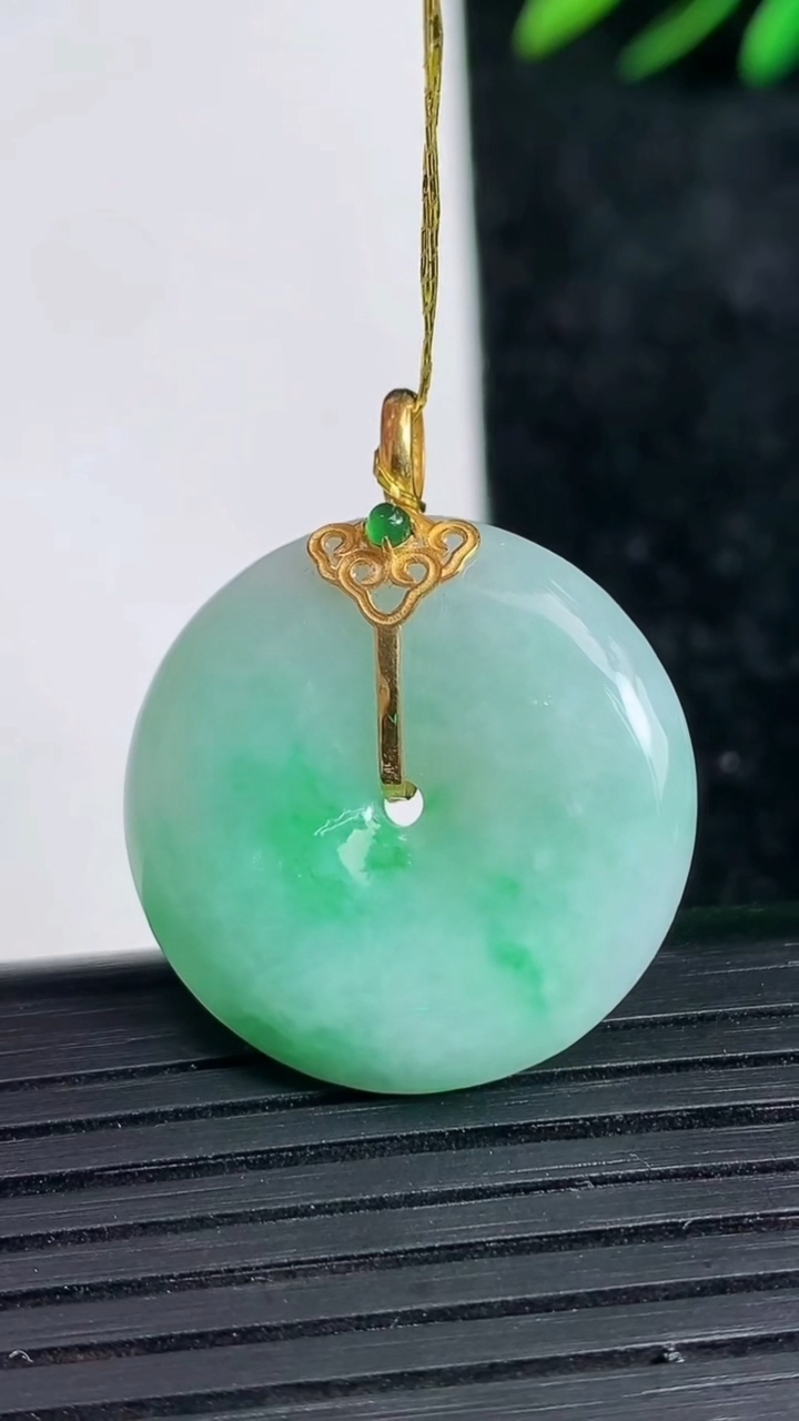 天然A货翡翠平安扣吊坠尺寸24.4-5.4重量:7.92g
3月21日