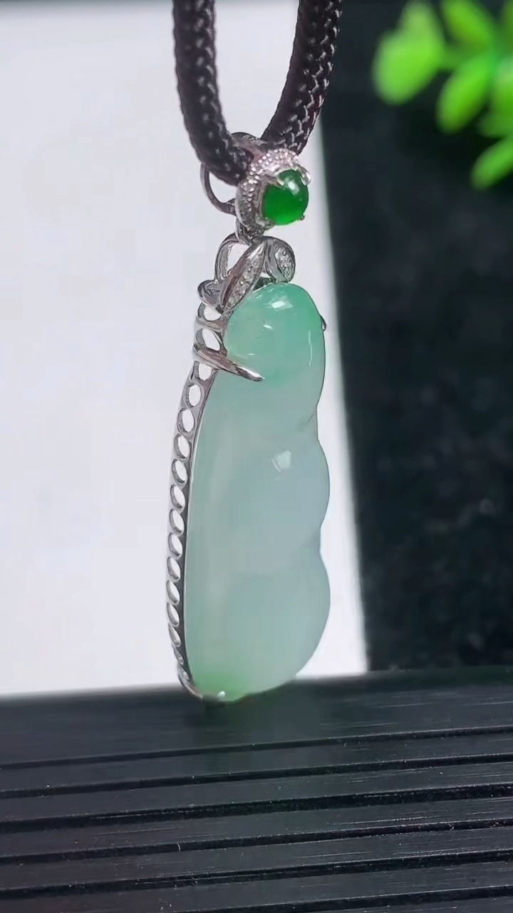 天然A货翡翠福豆吊坠尺寸40.7-12.7-7.6重量:6.07g
3月21日