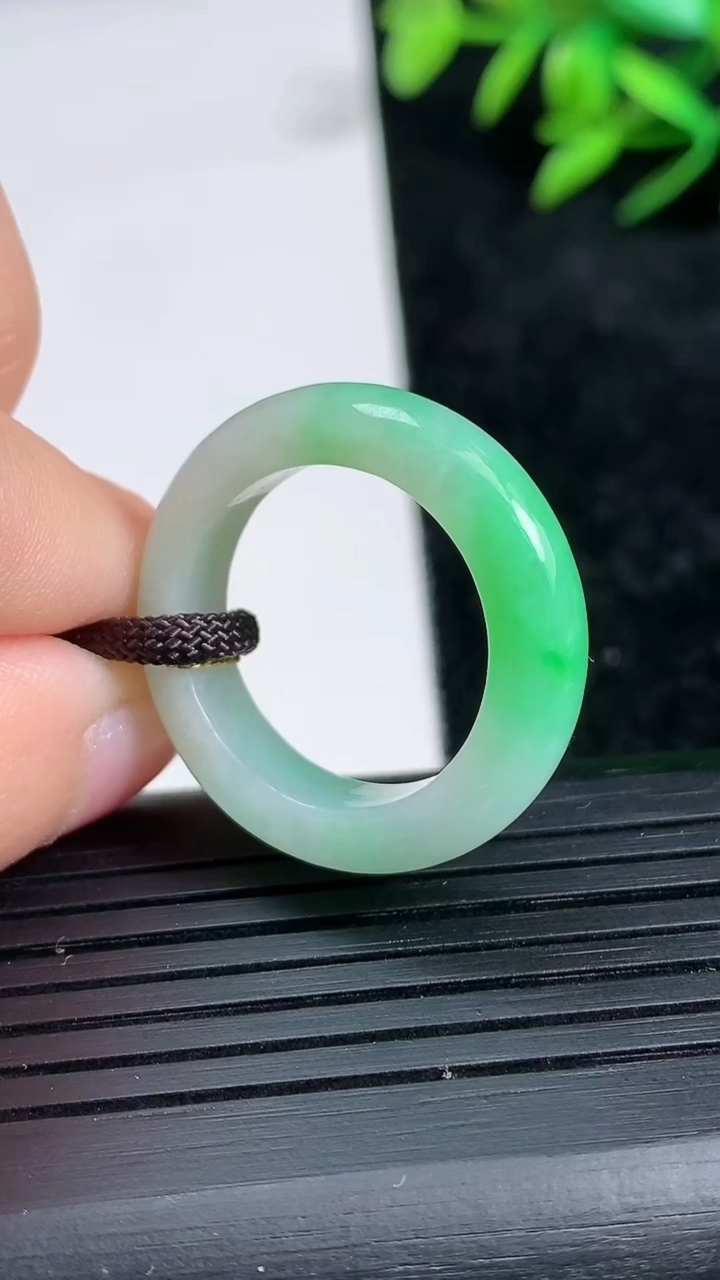 天然A货翡翠指环戒指尺寸18.1-5-3.5重量:4.50g2026年3月21日
工厂直销收藏佳品,