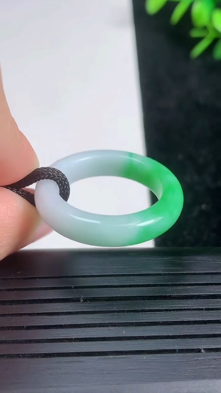 天然A货翡翠指环戒指尺寸19.8-4.8-3.5重量:4.70g2026年3月21日
工厂直销收藏佳品,种好水足，色泽均匀，有种有色，上手高大气！