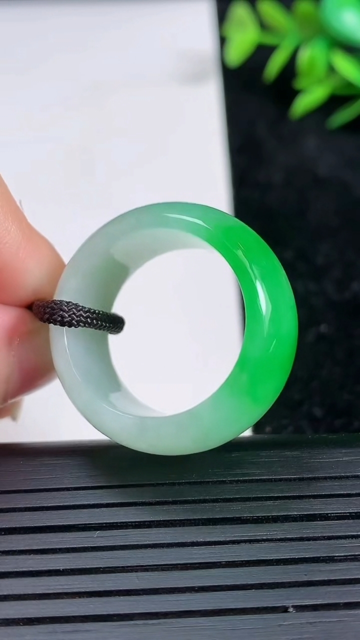 天然A货翡翠指环扳指尺寸20.3-12.7-4重量:11.91g2026年3月21日
工厂直销收藏佳品,种好水足，色泽均匀，有种有色，上手高大气！