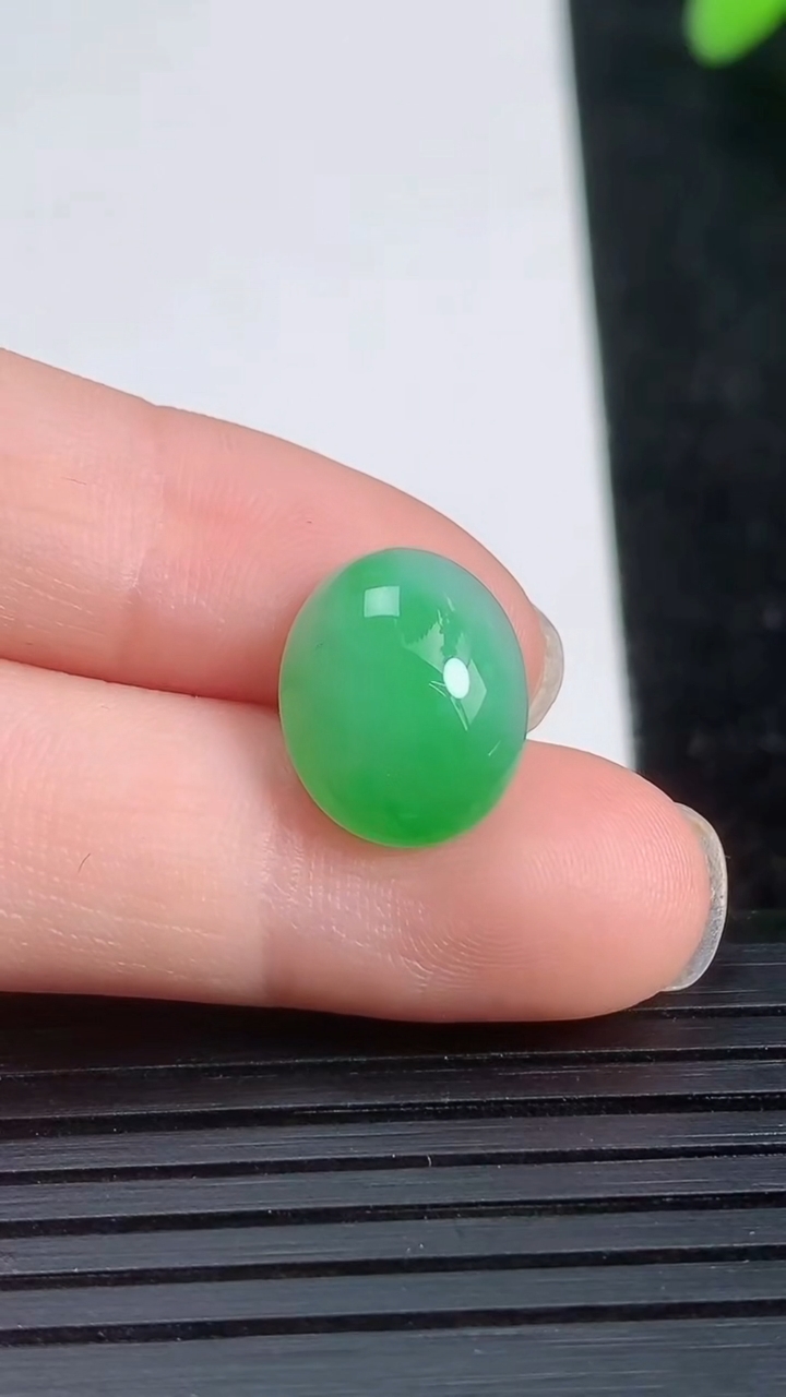 天然A货翡翠蛋面镶嵌件尺寸12.9-10.5-5.1重量:1.33g
3月21日