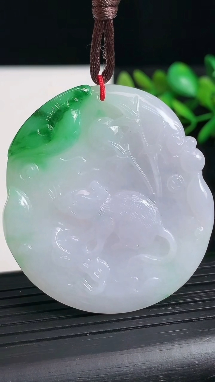 天然A货翡翠生肖鼠吊坠尺寸51.6-47.1-4.9重量:26.96g
3月21日