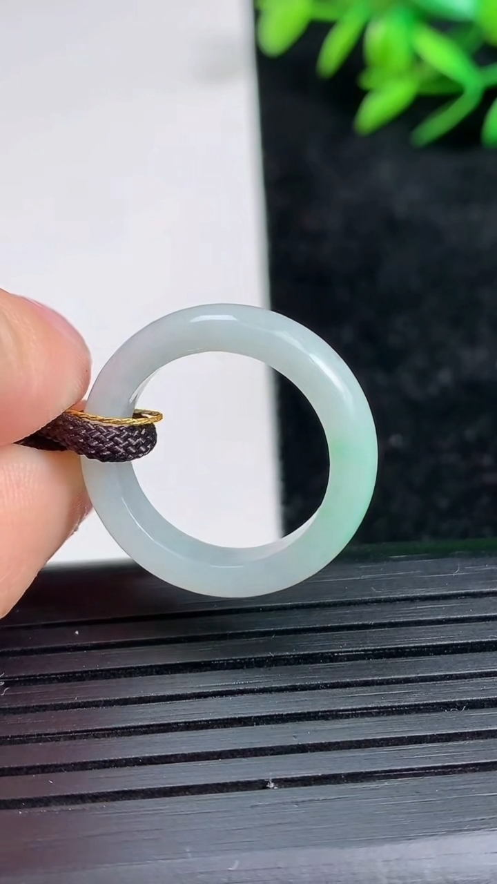 天然A货翡翠指环戒指尺寸16.2-4.3-2.6重量:2.69g2026年3月21日
工厂直销收藏佳品,种好水足，色泽均匀，有种有色，上手高大气！