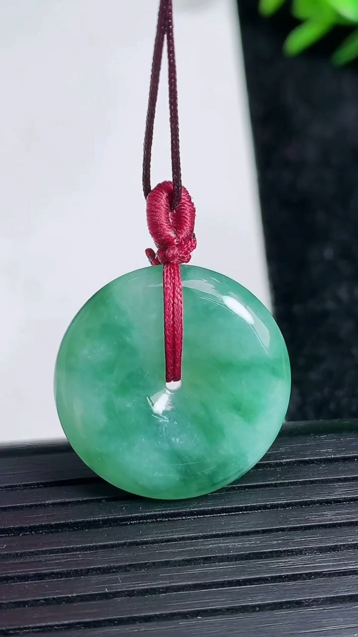 天然A货翡翠平安扣吊坠尺寸22.5-5重量:5.92g
3月21日