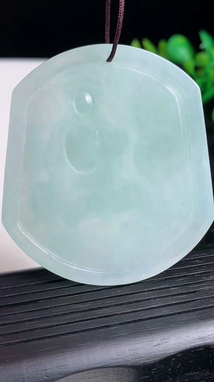 天然A货翡翠普贤菩萨吊坠尺寸57.6-51.7-5.4重量:36.94g
3月21日