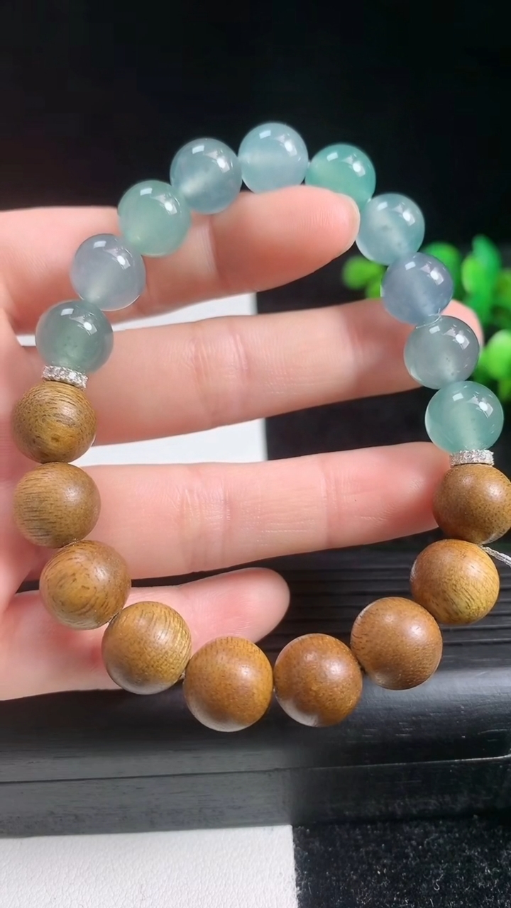 天然A货翡翠种蓝水檀香圆珠手串9.8尺寸9.8重量:19.78g3月22日
工厂直销收藏佳品,种好水