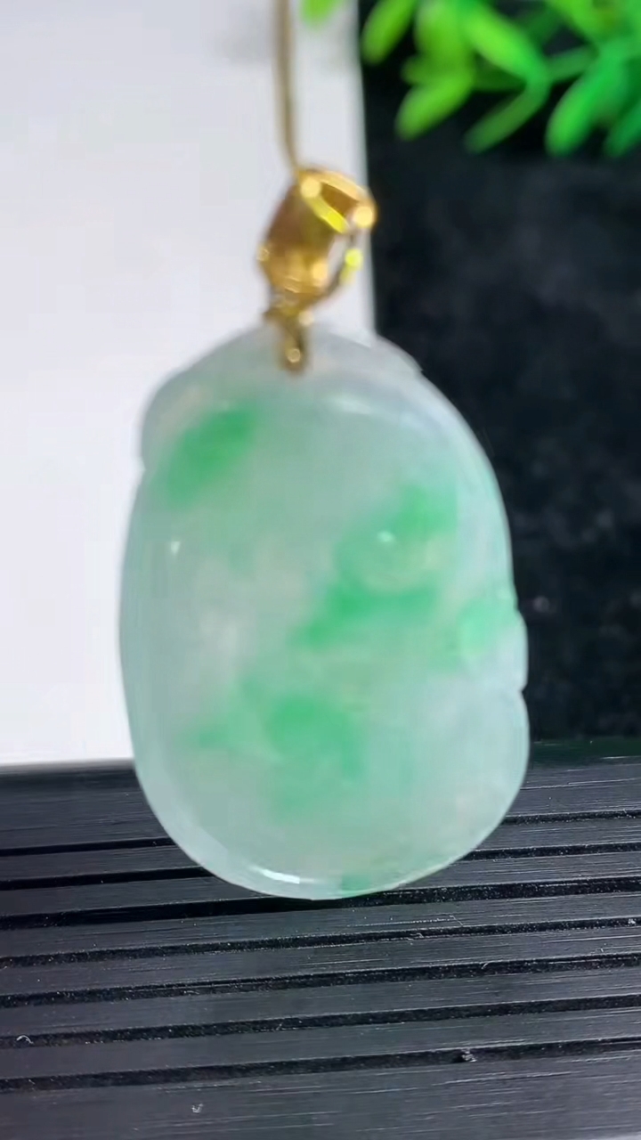 天然A货翡翠如意吊坠尺寸37.8-20.4-3.3重量:5.70g
3月21日