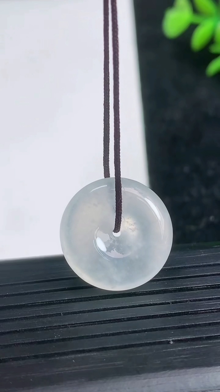 天然A货翡翠平安扣吊坠尺寸18.7-5.1重量:4.13g
3月21日