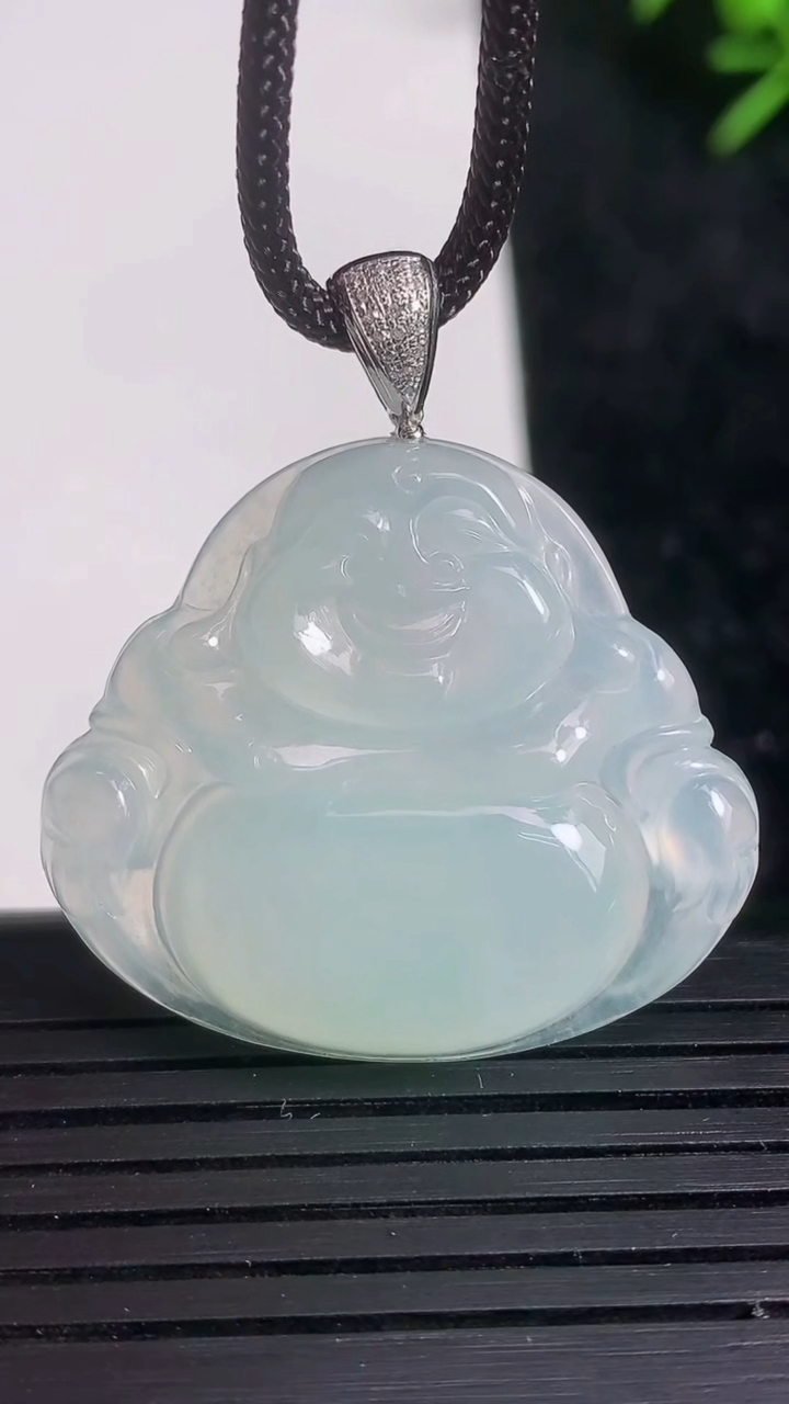 天然A货翡翠佛公吊坠尺寸28.6-32.8-5.4重量:8.83g
3月21日