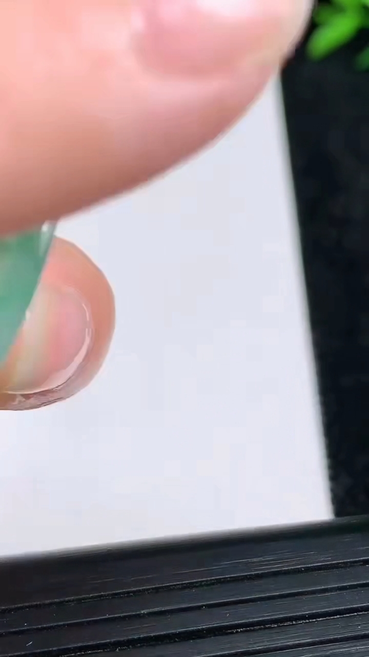 天然A货翡翠山水牌吊坠尺寸51-32.8-5.3重量:19.54g
3月21日