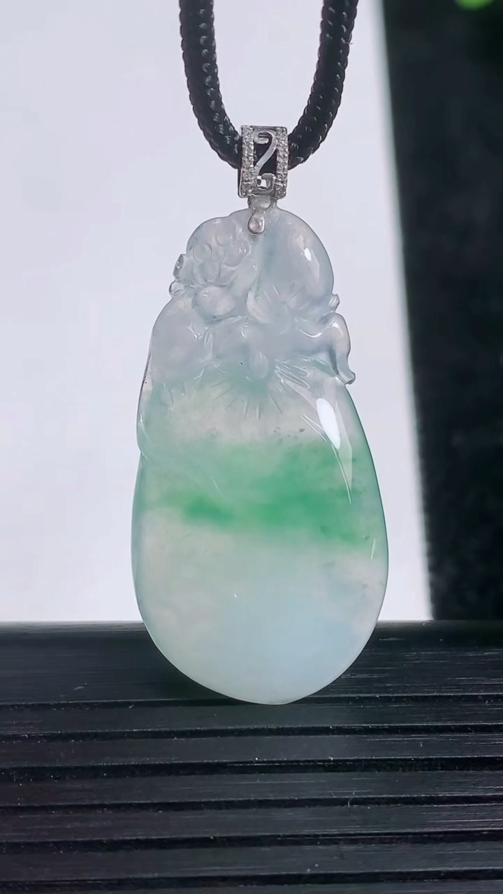 天然A货翡翠寿桃吊坠尺寸32.7-16.6-4.3重量:4.69g
3月21日