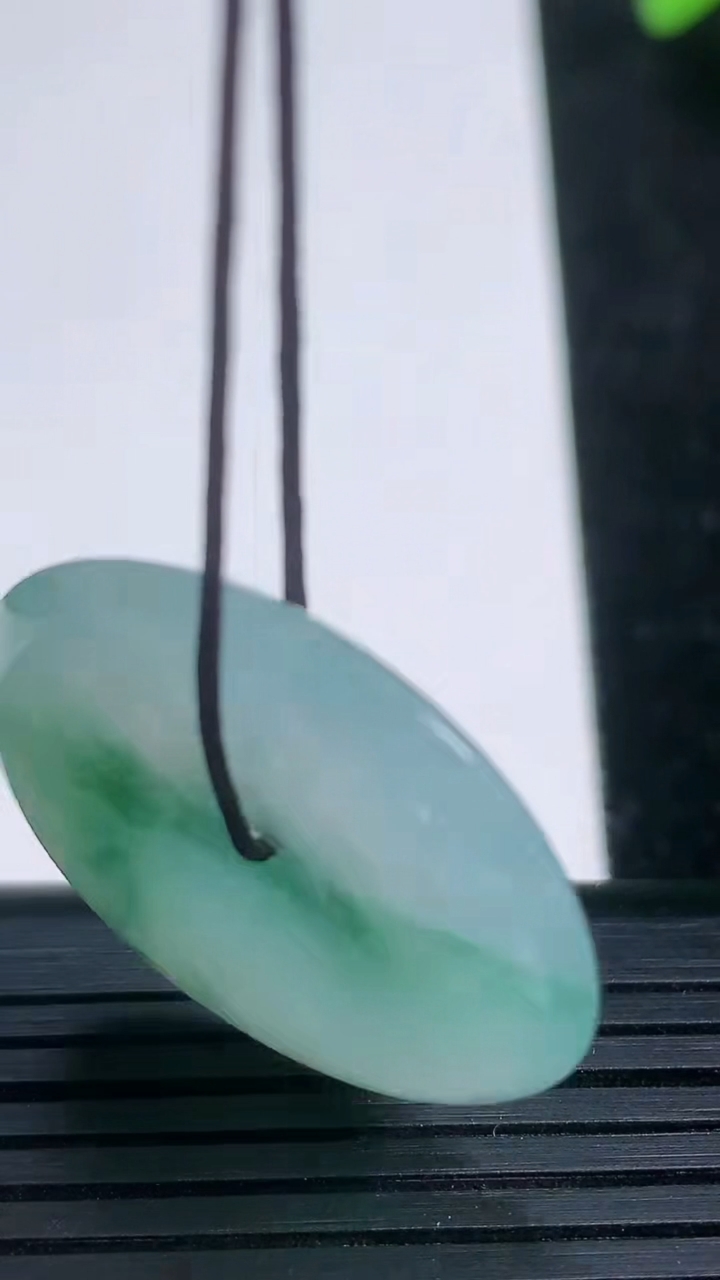 天然A货翡翠冰种飘花平安扣吊坠尺寸29.4-4.6重量:9.09g
3月21日