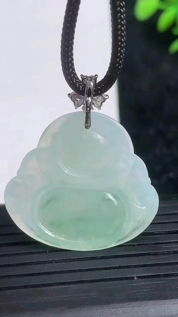 天然A货翡翠种飘花佛公吊坠尺寸27.5-29.4-5.4重量:7.45g
3月21日