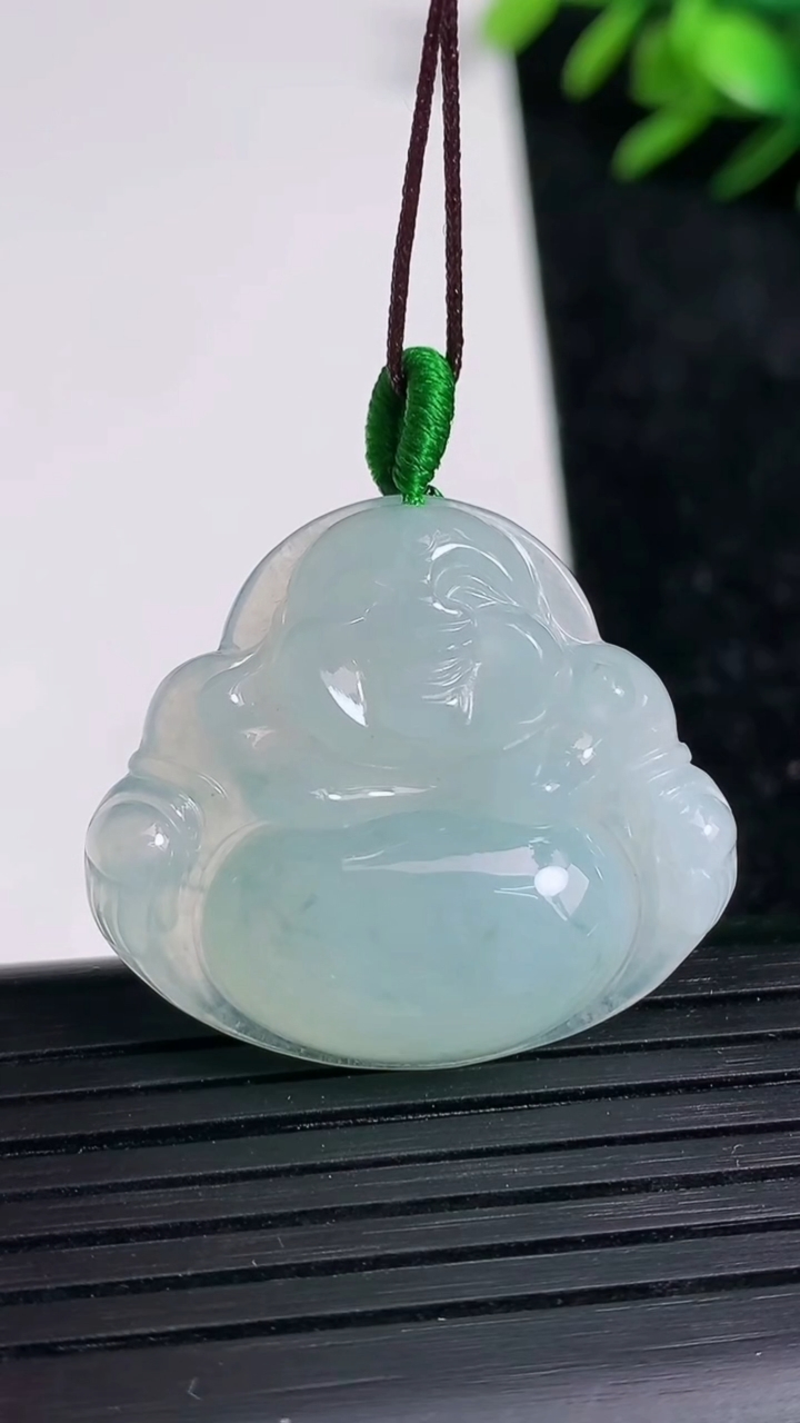 天然A货翡翠飘花佛公吊坠尺寸27.5-31.4-6.2重量:8.36g
3月21日