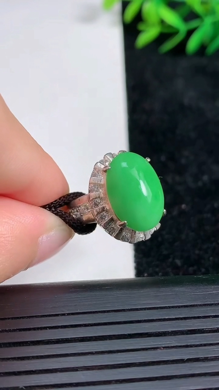 天然A货翡翠蛋面戒指尺寸18.9-14.7-10重量:14.87g2026年3月21日
工厂直销收藏佳品,种好水足，色泽均匀，有种有色，上手高大气！