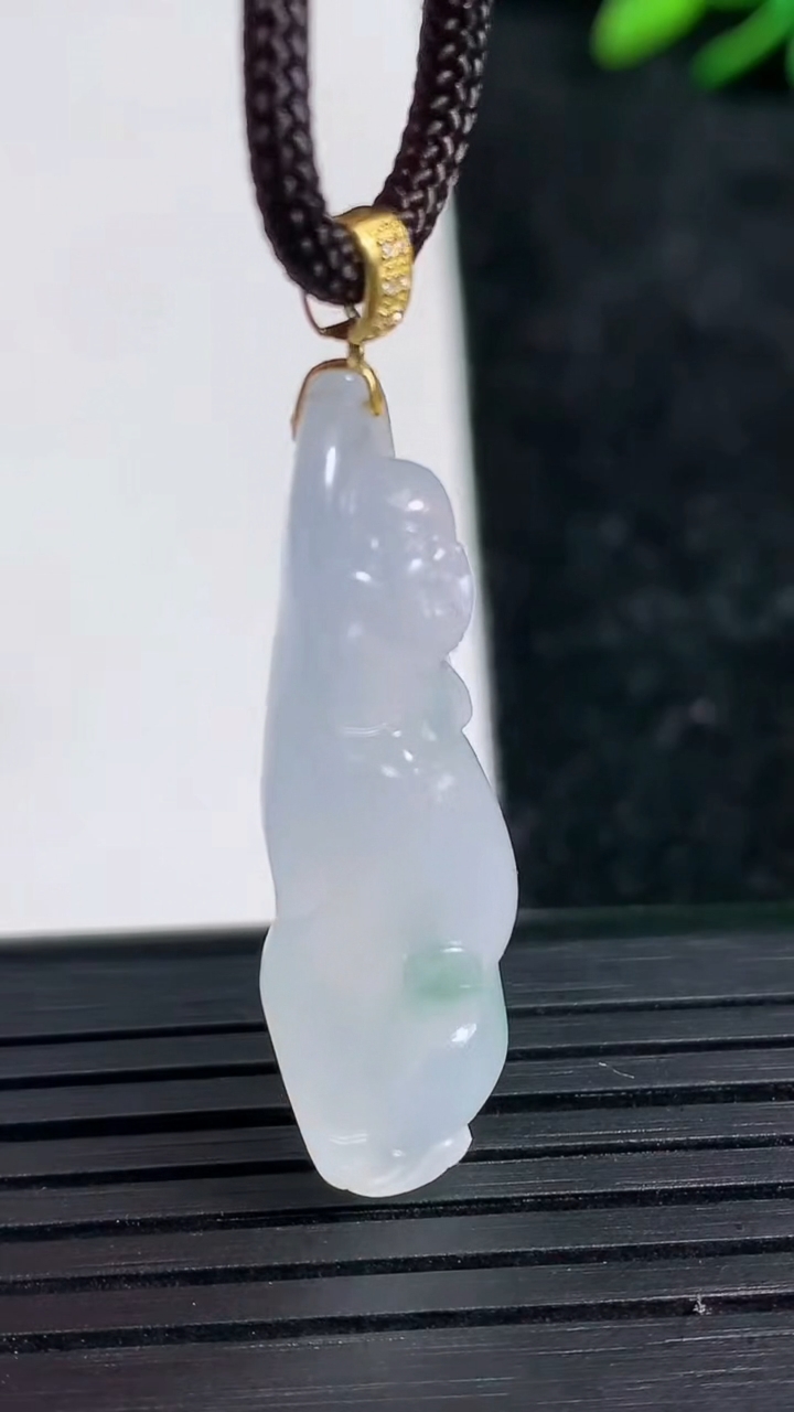 天然A货翡翠种飘花逍遥佛吊坠尺寸33.8-12.8-6.8重量:5.47g
3月21日