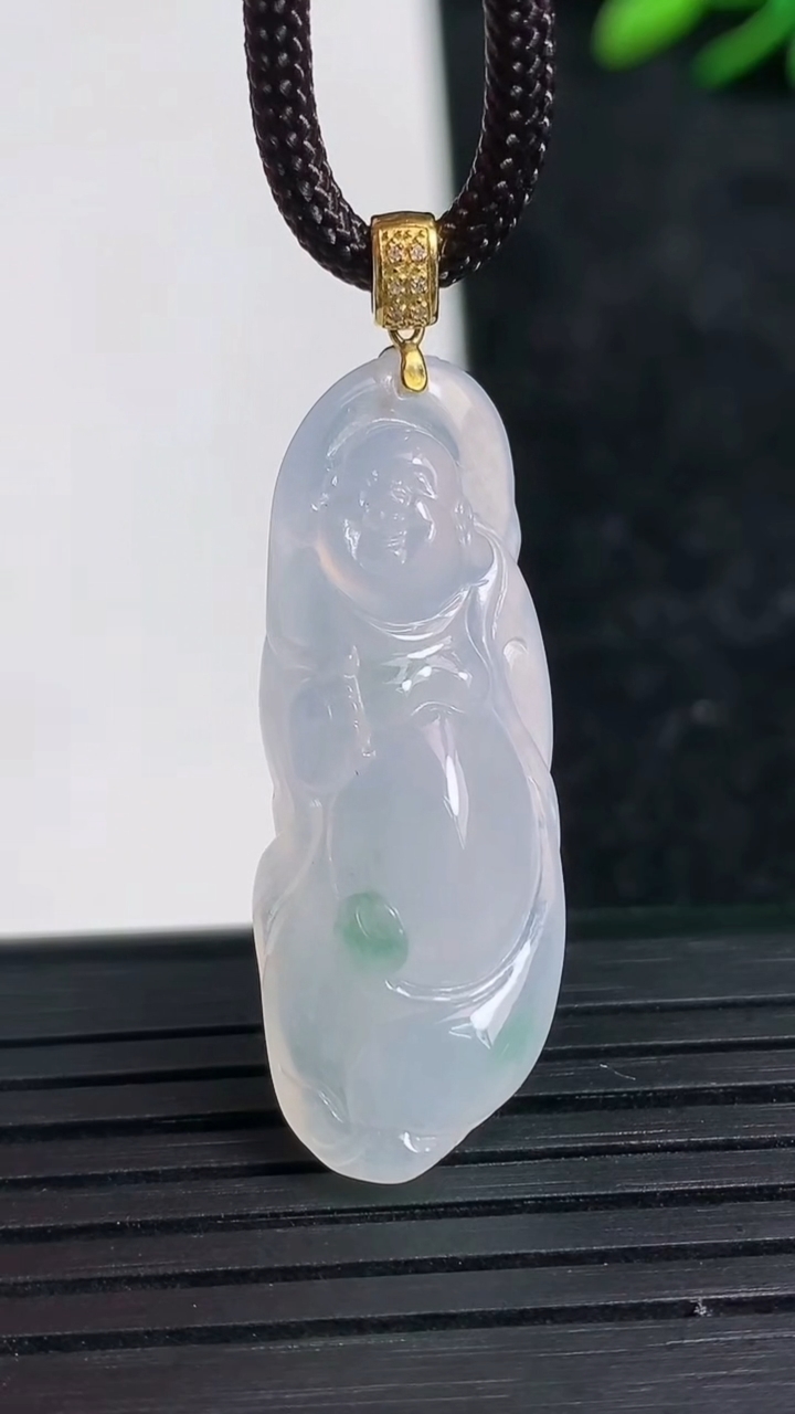 天然A货翡翠种飘花逍遥佛吊坠尺寸33.8-12.8-6.8重量:5.47g
3月21日