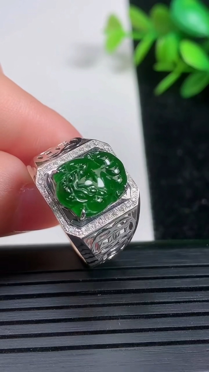天然A货翡翠貔貅戒指尺寸19.6-11.8-9.3重量:5.10g2026年3月21日
工厂直销收藏佳品,种好水足，色泽均匀，有种有色，上手高大气！