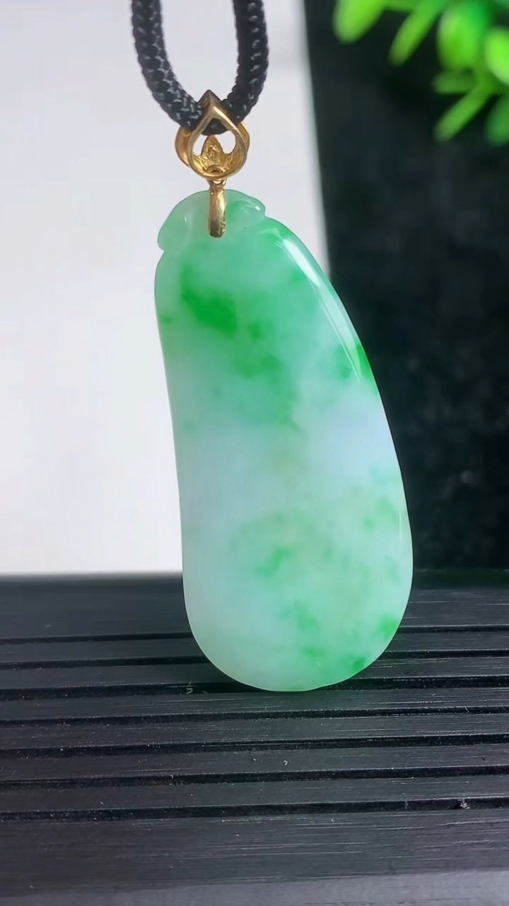 天然A货翡翠福瓜吊坠尺寸38.7-17.4-6.2重量:9.22g
3月21日