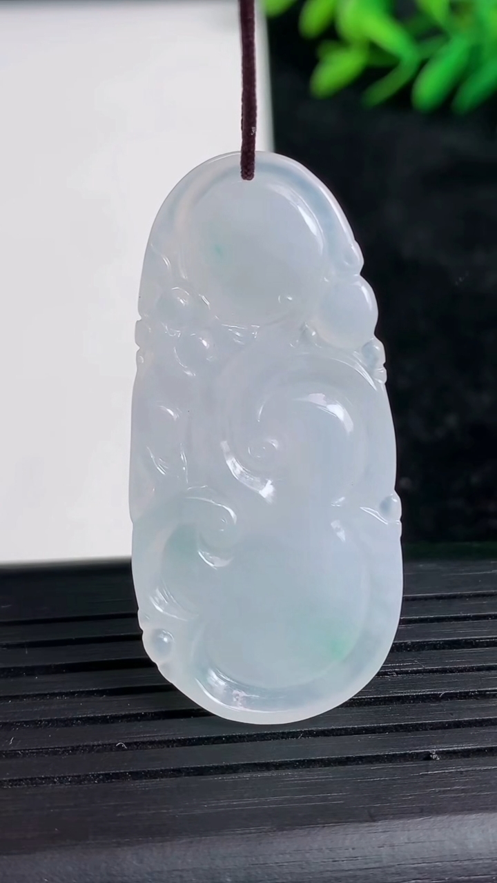 天然A货翡翠飘花如意吊坠尺寸44.7-21.2-5重量:9.79g
3月21日