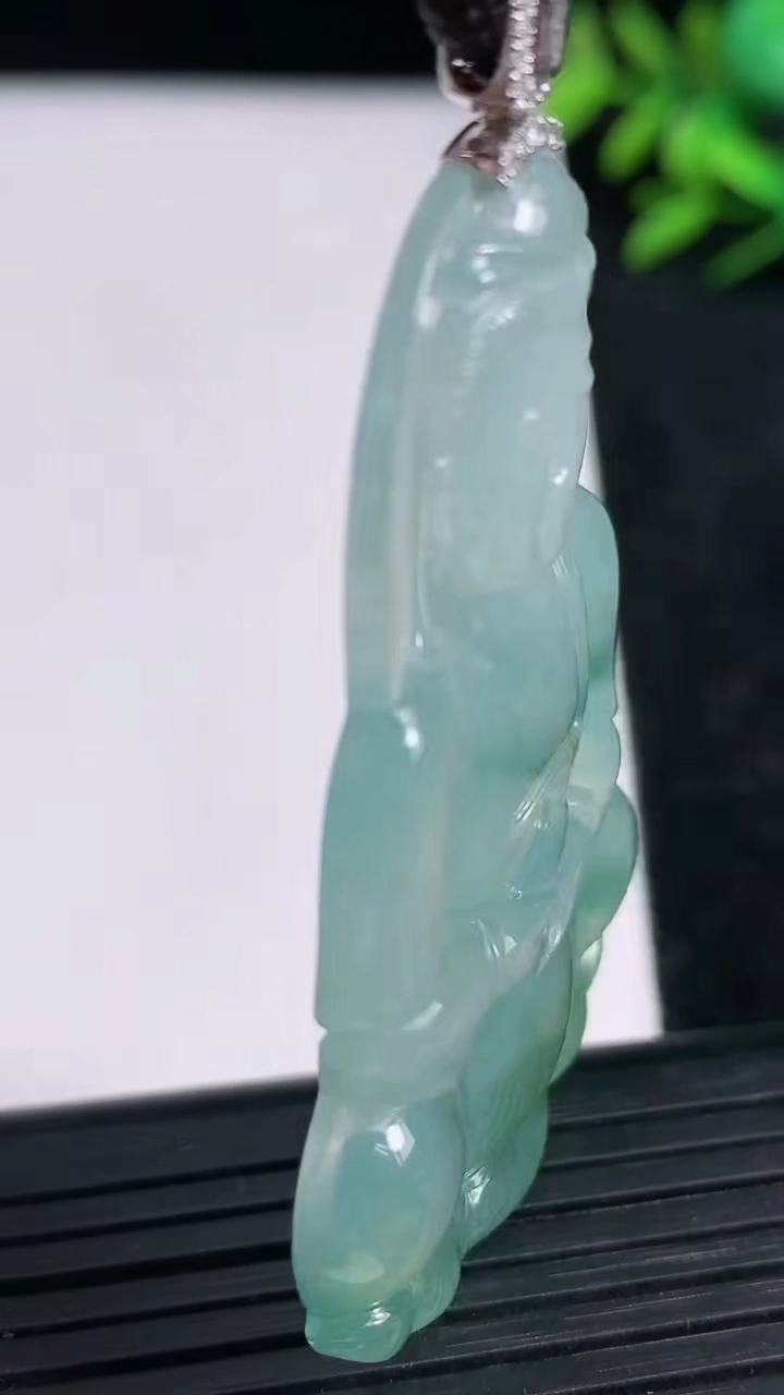 天然A货翡翠观音菩萨吊坠尺寸53.5-35.5-4.4重量:17.14g
3月21日