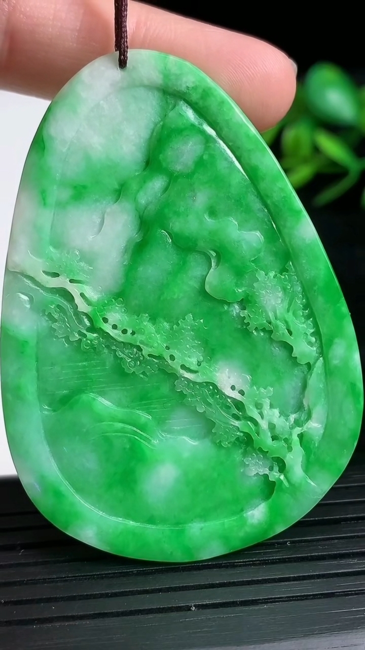 天然A货翡翠山水牌吊坠尺寸58.3-41.3-4.6重量:26.16g
3月21日