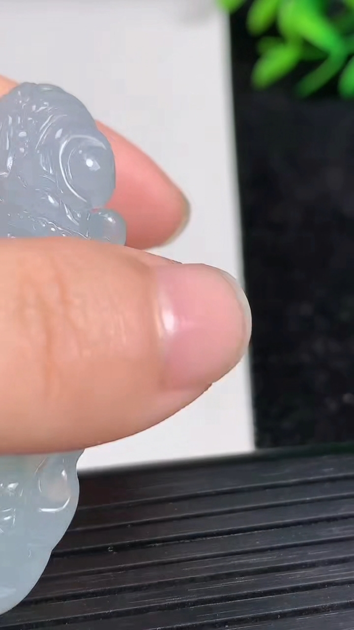 天然A货翡翠观音头吊坠尺寸52.7-25.5-11.8重量:29.66g
3月21日