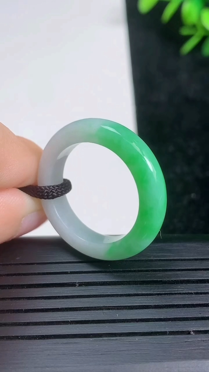 天然A货翡翠指环戒指尺寸19.8-4.8-3.5重量:4.70g2026年3月21日
工厂直销收藏佳