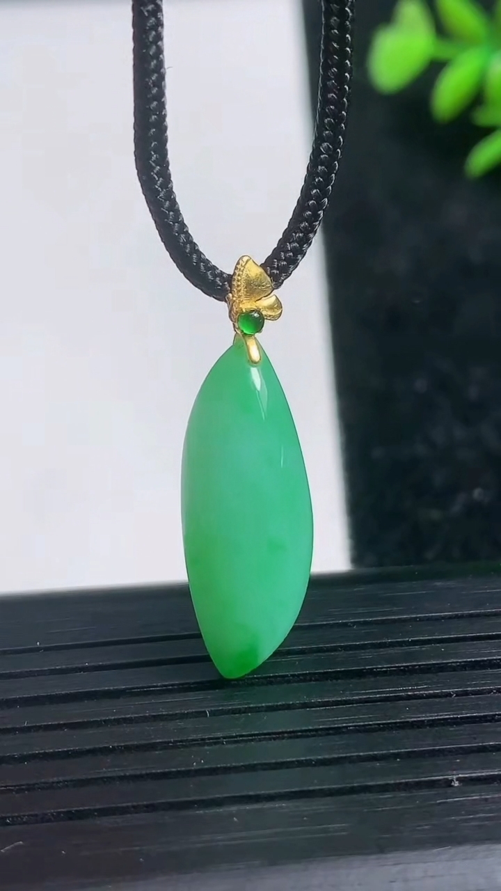 天然A货翡翠随形吊坠尺寸25.4-9.2-5.4重量:2.68g
3月21日
