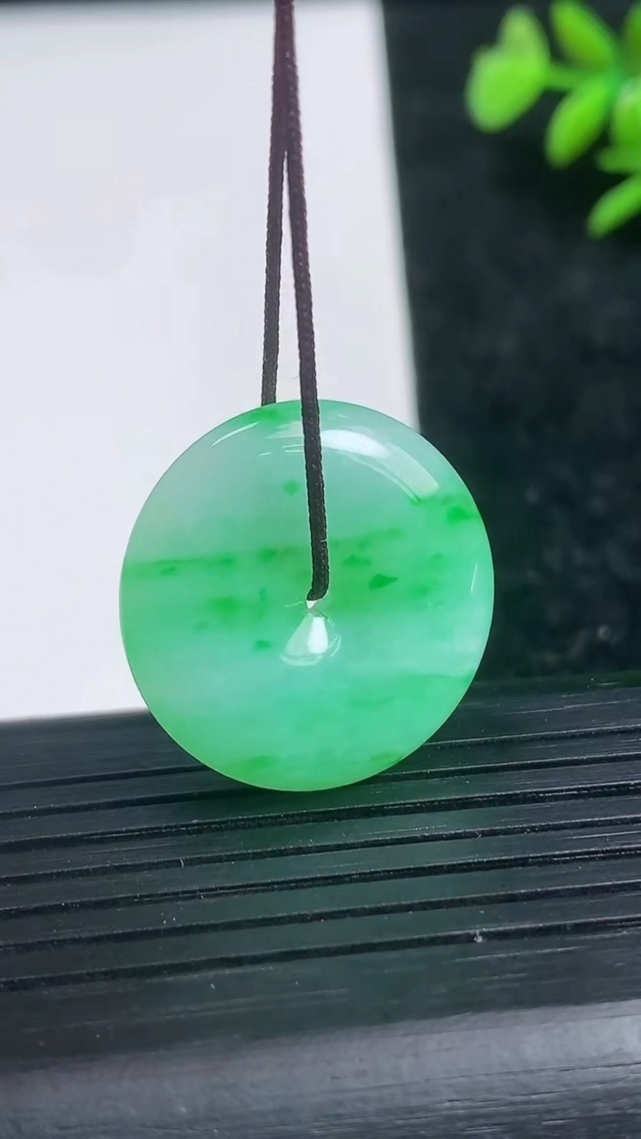 天然A货翡翠平安扣吊坠尺寸23.5-5.2重量:7.07g
3月21日