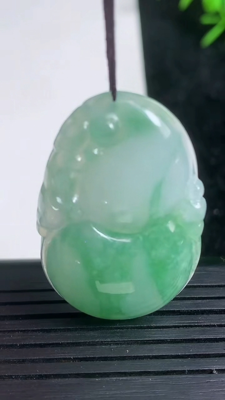天然A货翡翠葫芦吊坠尺寸37.6-23.9-5.5重量:9.48g
3月21日