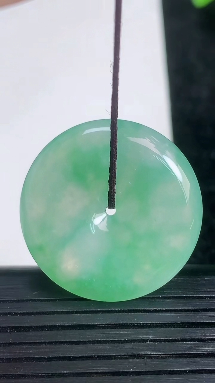 天然A货翡翠平安扣吊坠尺寸28.7-5.7重量:10.06g
3月21日