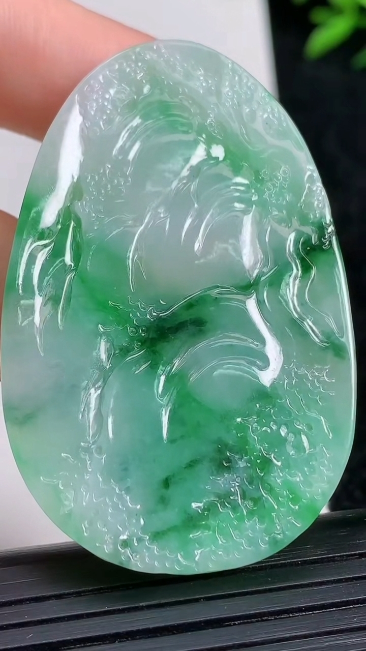 天然A货翡翠山水牌吊坠尺寸51-32.8-5.3重量:19.54g
3月21日