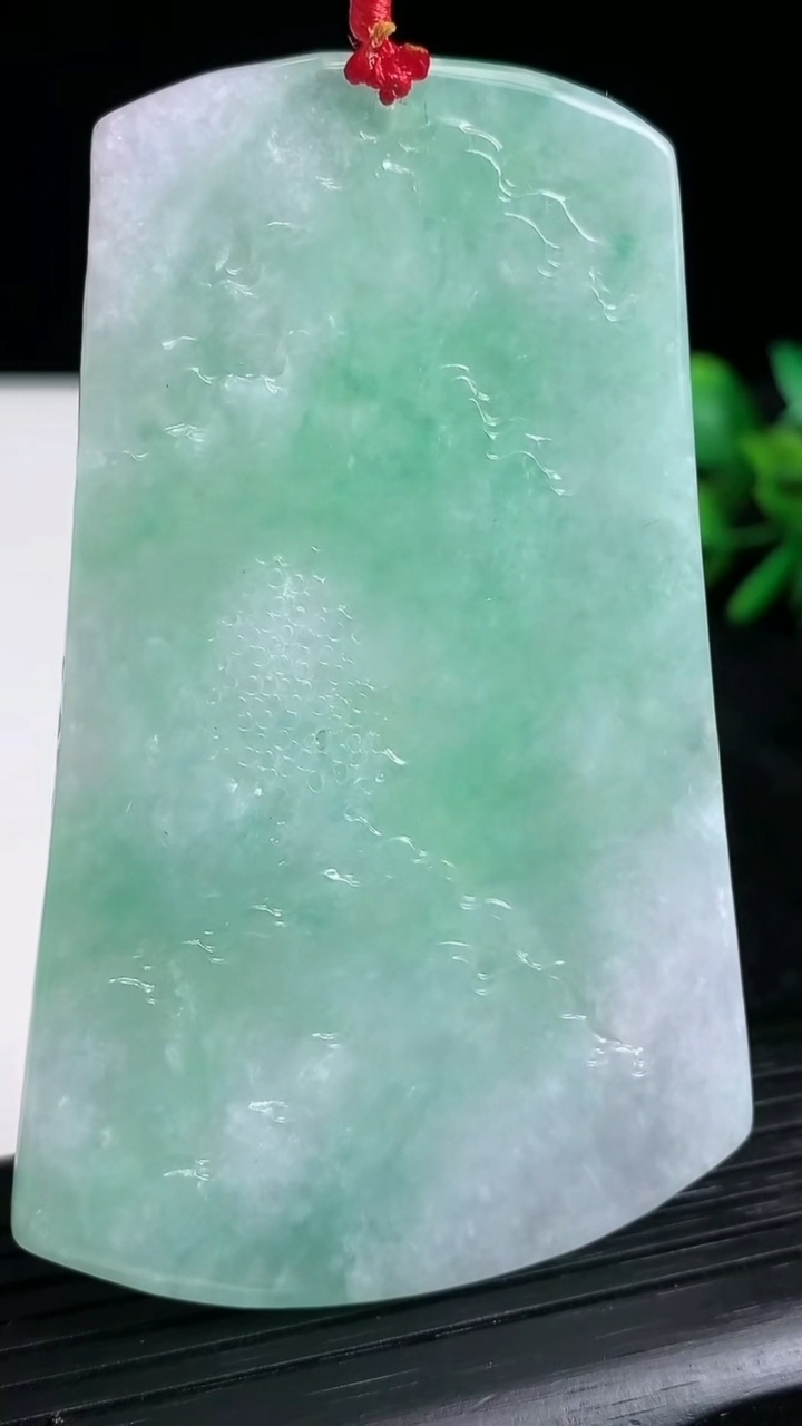 天然A货翡翠山水牌吊坠尺寸75.9-48.1-6.1重量:47.42g
3月21日