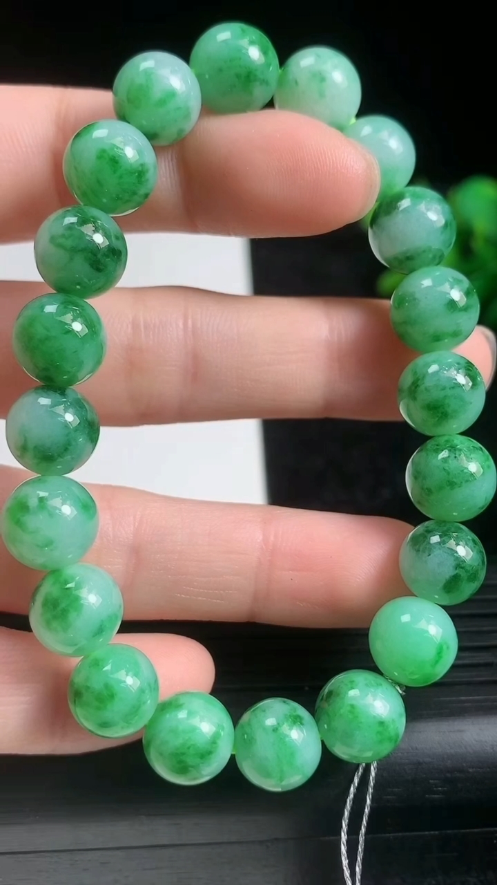 天然A货翡翠圆珠手串尺寸8.8-20颗重量:27.65g3月21日
工厂直销收藏佳品,种好水足，色泽