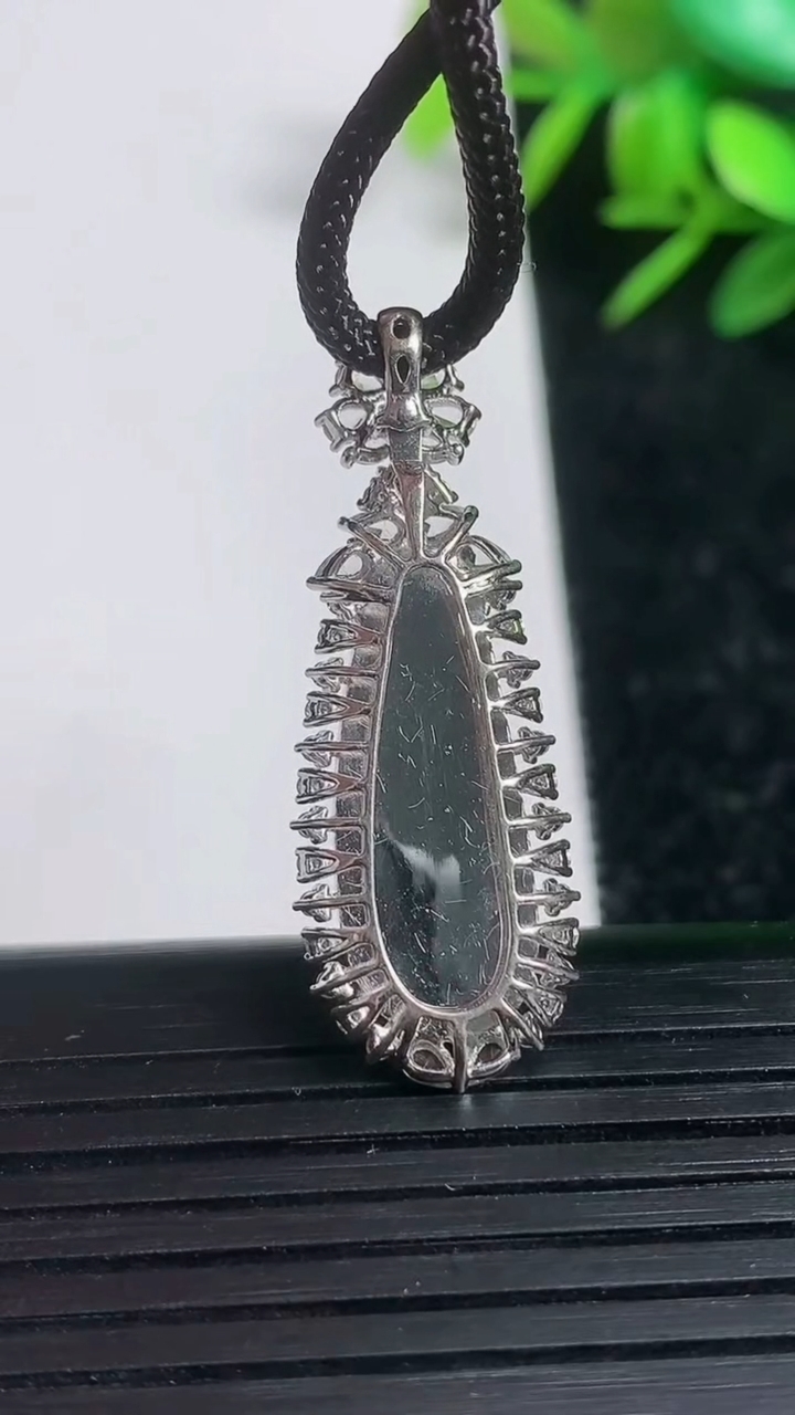 天然A货翡翠福豆吊坠尺寸34.5-12.8-6.5重量:3.70g
3月21日