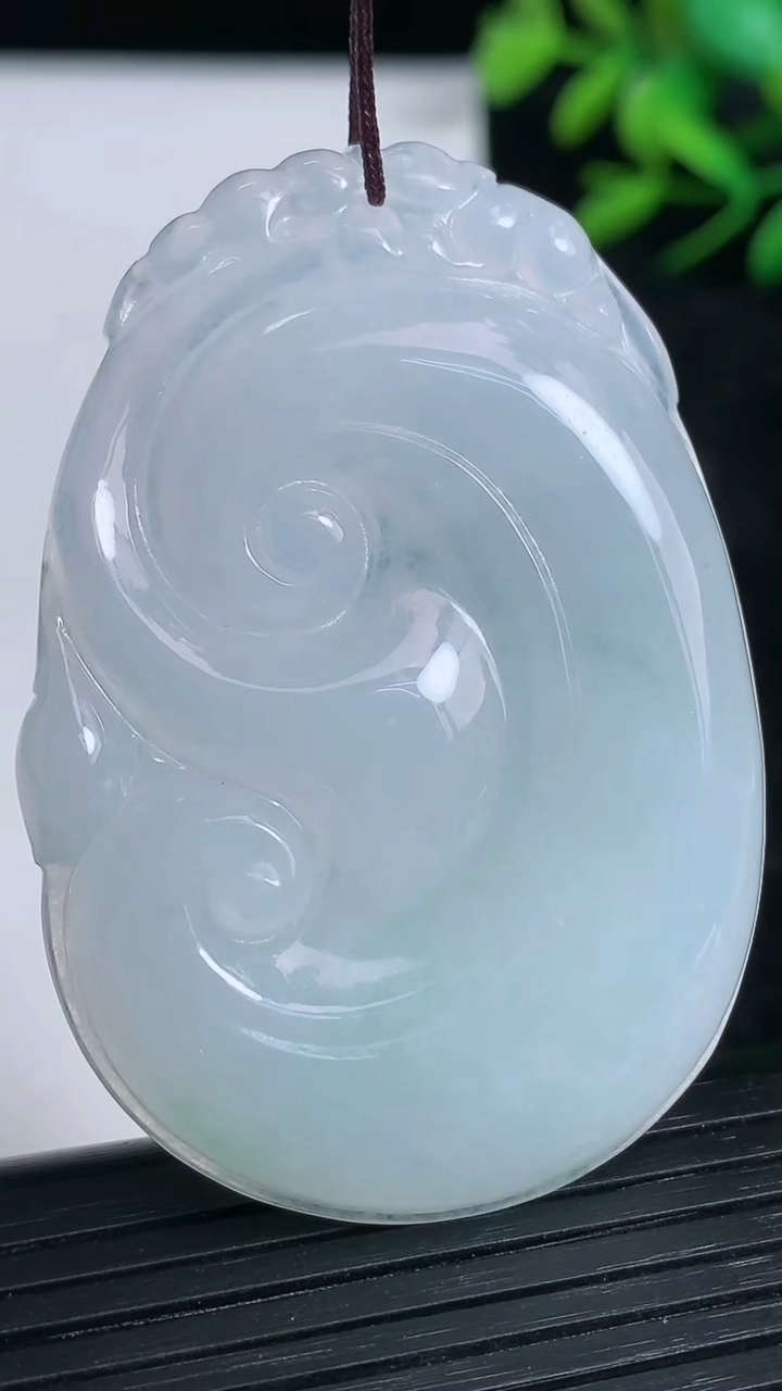 天然A货翡翠如意吊坠尺寸53.1-37.8-5.7重量:22.31g
3月21日