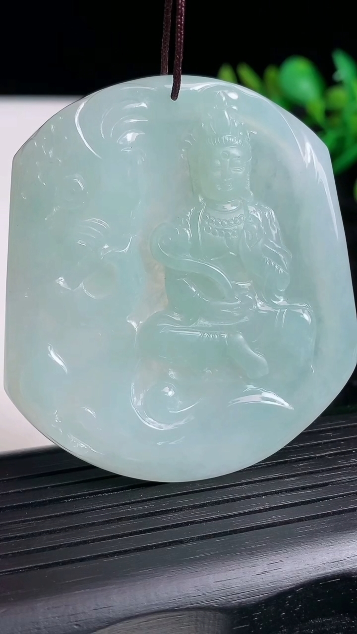 天然A货翡翠普贤菩萨吊坠尺寸57.6-51.7-5.4重量:36.94g
3月21日