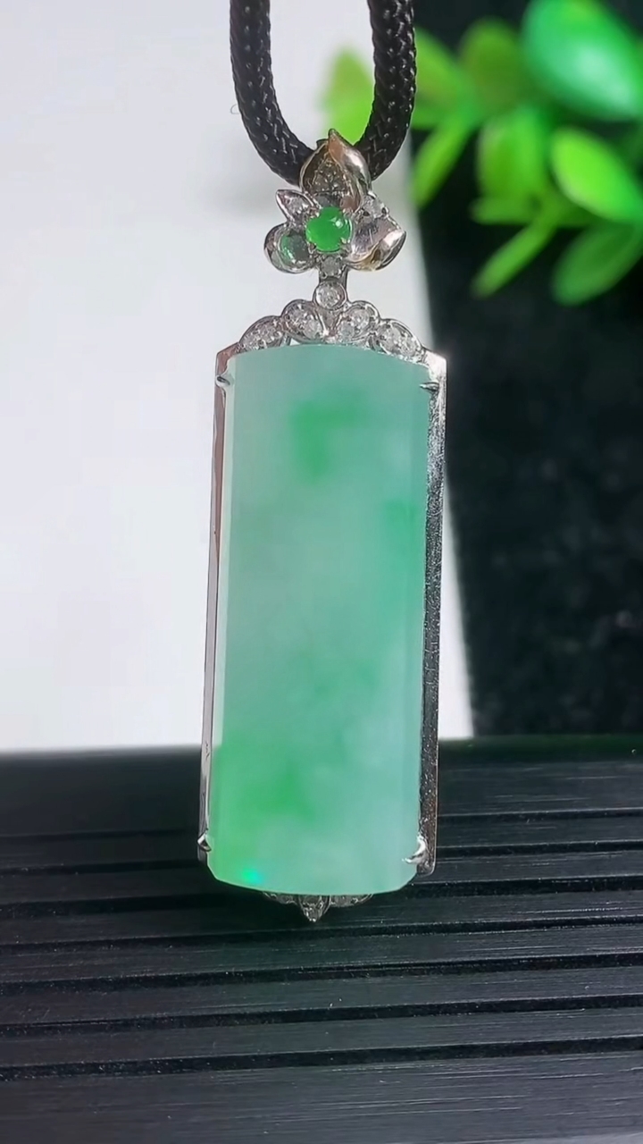 天然A货翡翠无事牌吊坠尺寸43.9-13.2-7.2裸石29.5-11.3重量:6.75g
3月21