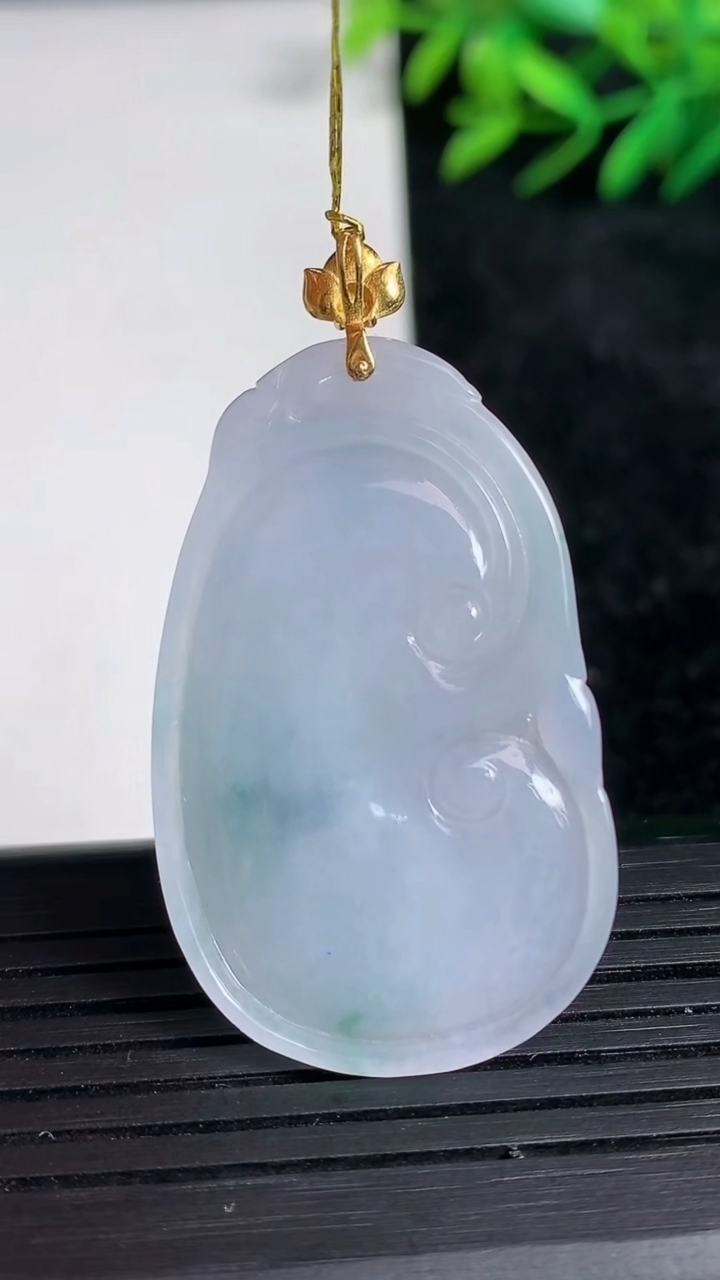 天然A货翡翠18K金紫罗兰飘花如意吊坠尺寸40-24.3-5.2重量:10.31g
3月21日