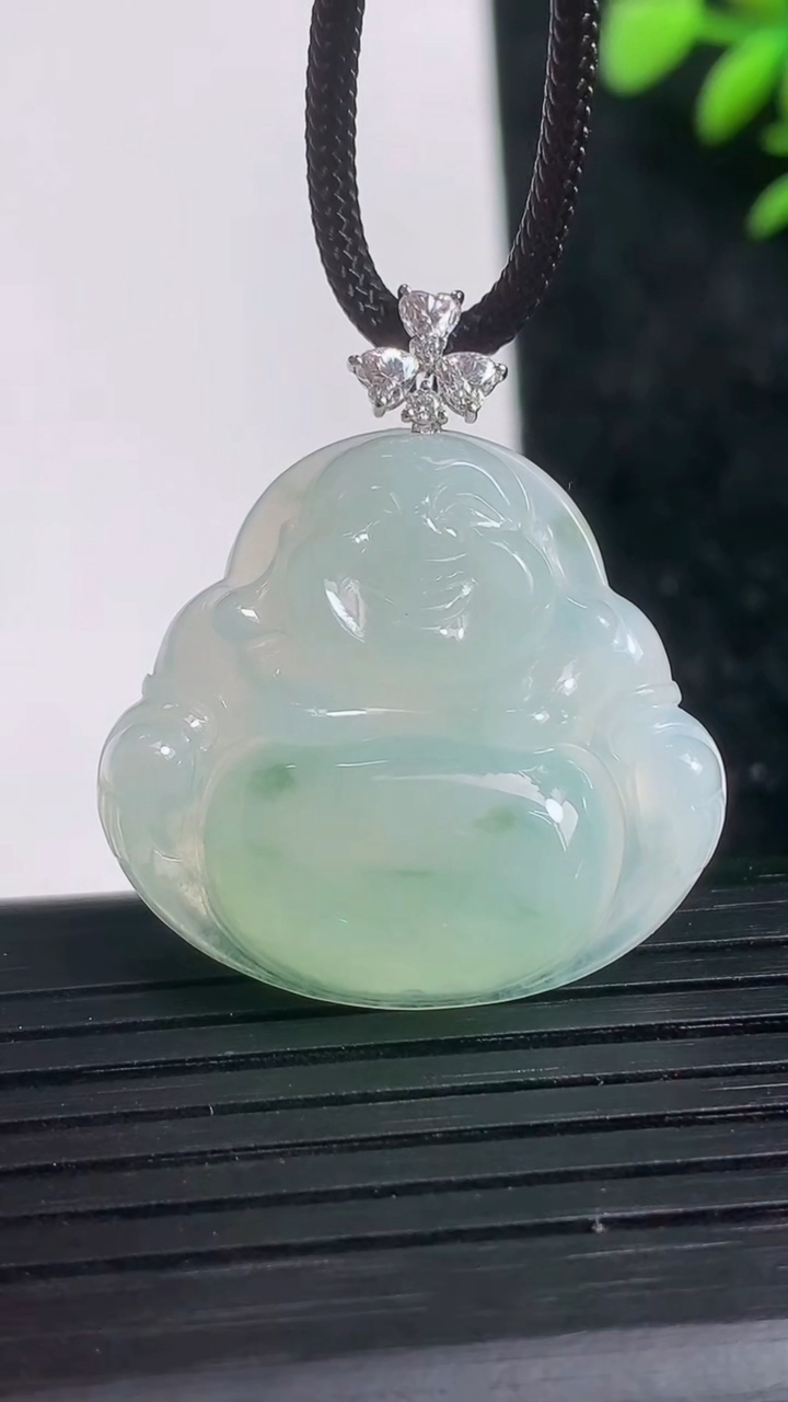 天然A货翡翠种飘花佛公吊坠尺寸27.5-29.4-5.4重量:7.45g
3月21日