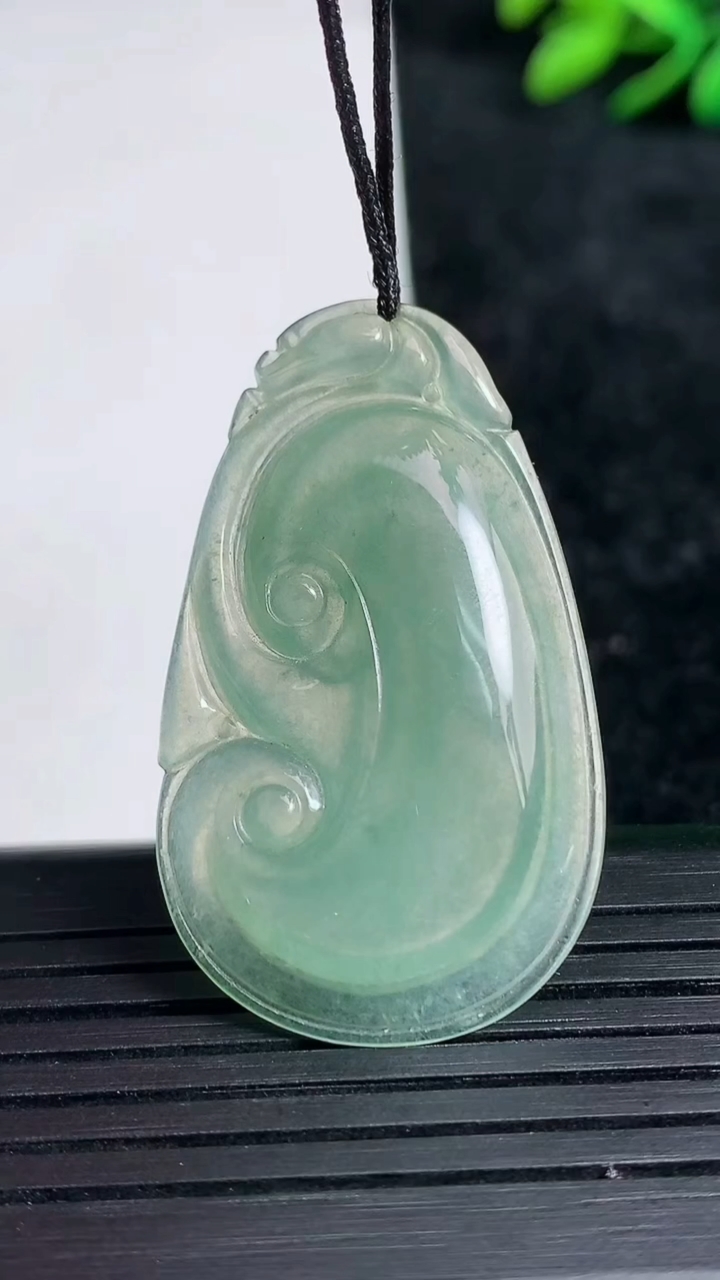 天然A货翡翠如意吊坠尺寸37.8-21.8-4.3重量:5.81g
3月21日