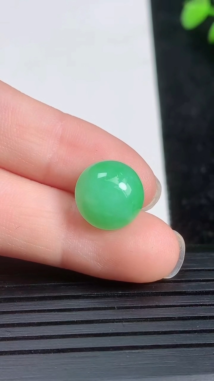 天然A货翡翠蛋面镶嵌件尺寸11.6-6.2重量:1.53g
3月21日